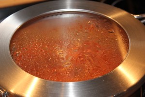 Italienske kødboller i tomat sauce der simrer