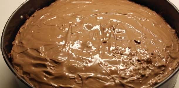 Den færdige kage med chokolade