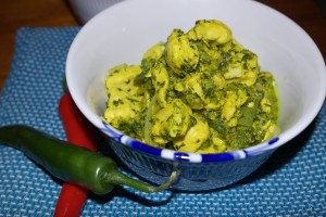Kylling i grøn chili, mynte og koriander. Lækker ret som har en stammer fra det indiske køkken. Nemt at lave og indeholde masser af vitaminer.