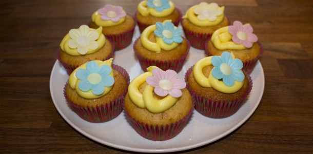 Citron muffins med blomster pynt