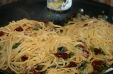 Frisk pasta med æg og soltørret tomat
