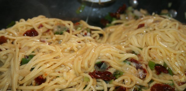 Frisk pasta med æg og soltørret tomat