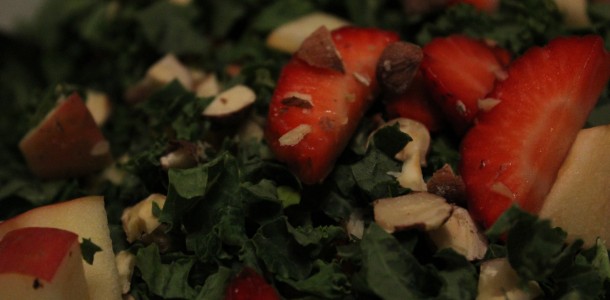 Jordbær salat med salt ristede hasselnødder