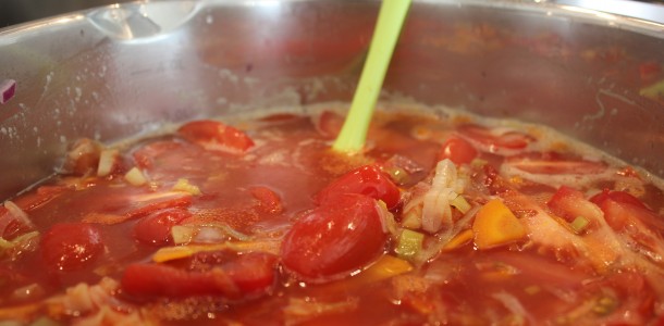 De resterende grøntsager er tilsat og bringes i kog (Tomatsuppe med mascarpone)