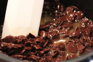 Chokolade muffins med vaniljetopping- Chokoladen og den smeltede smør blandes sammen