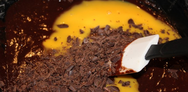 Æggeblommerne og den hakkede chokolade røres i dejen