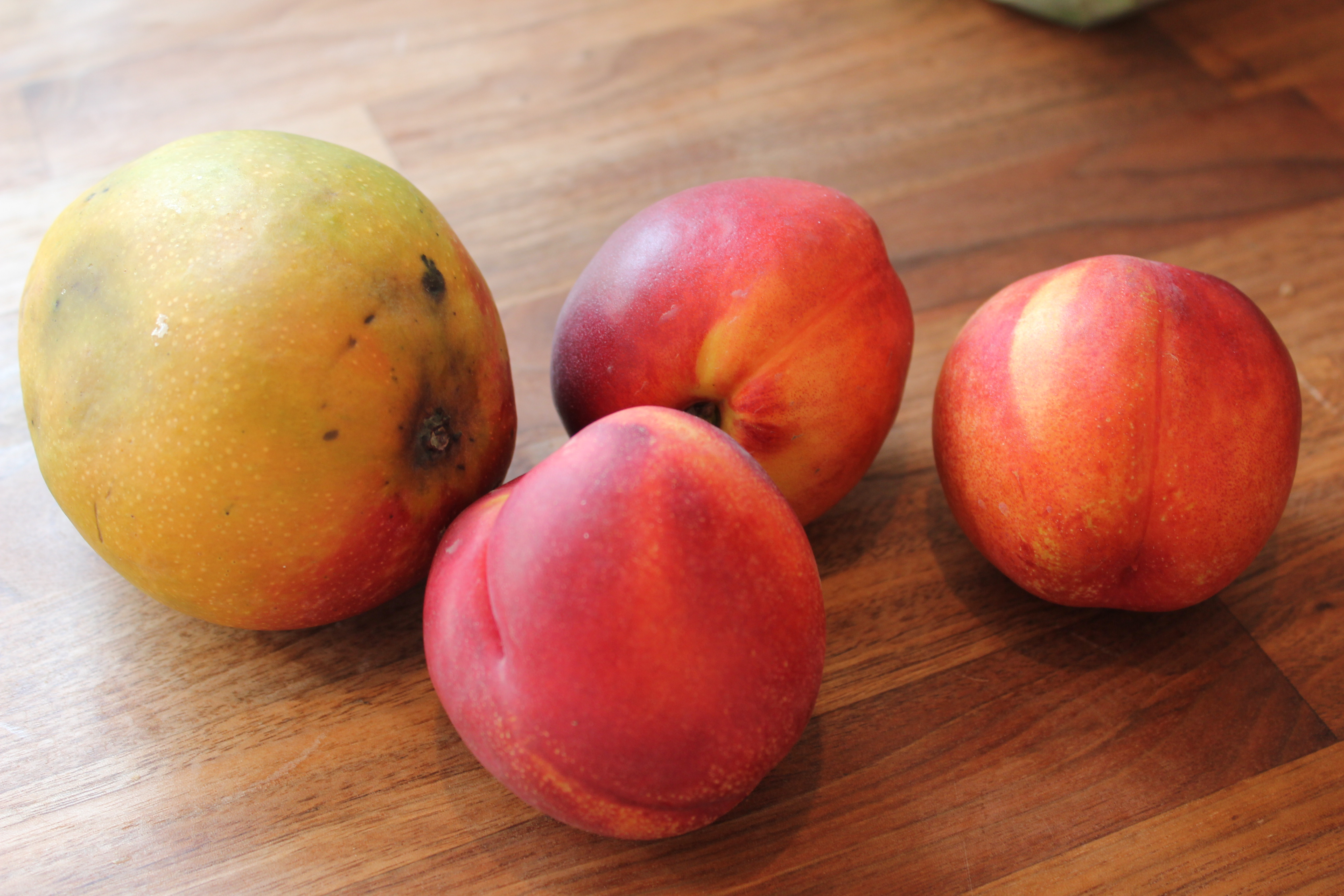 Mango og nektarincreme med hindbær - Lækker og nem dessert!