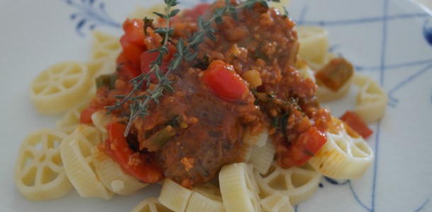 Italiensk kødboller i tomat sovs med pasta