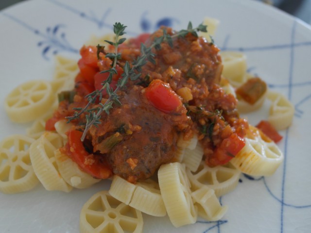 Italiensk kødboller i tomat sovs med pasta 