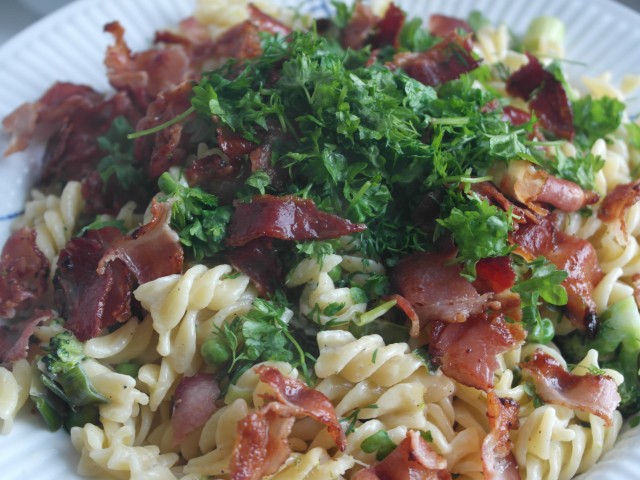 Den færdige pasta ret med dild, purløg og sprødt bacon  