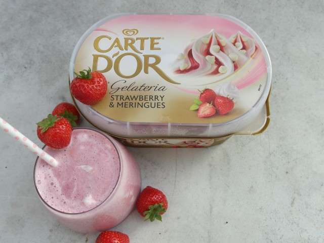Den færdige milkshake med carte dór jordbær is  