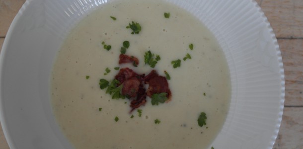 den færdige suppe toppet med bacon og grønt