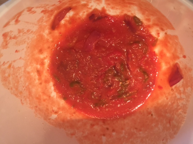Den færdige tomatsovs til kødet